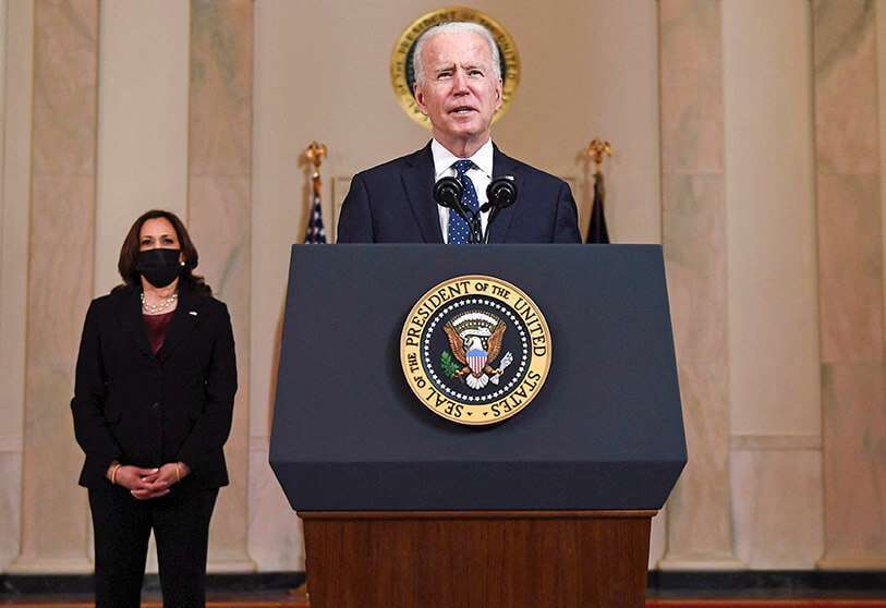 La vicepresidenta Kamala Harris (izq.) escucha mientras el presidente de Estados Unidos, Joe Biden, pronuncia un discurso sobre el veredicto de culpabilidad contra el ex policía Derek Chauvin en la Casa Blanca en Washington, DC, el 20 de abril de 2021 AFP/BREDAN SMIALOWSKI