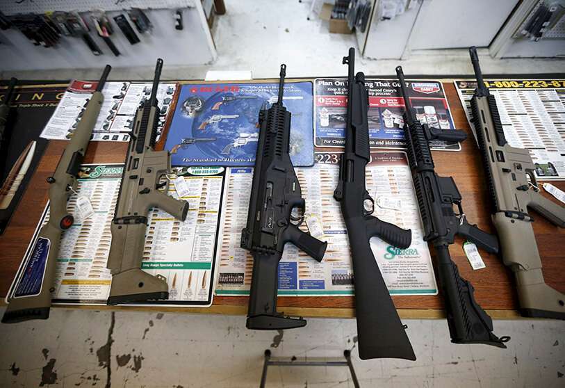 Armas en venta en la tienda de armas de Roseburg, Oregón, Estados Unidos REUTERS/LUCY NICHOLSON