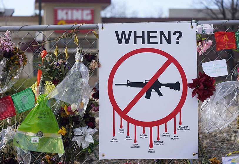 Homenajes en una valla l que rodea el estacionamiento frente a una tienda de comestibles King Soopers en la que murieron 10 personas en un tiroteo masivo a finales de marzo, el v9 de abril de 2021, en Boulder, Colorado AP/DAVID ZALUBOWSKI