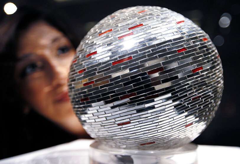 Obra de arte de Monir Farmanfarmaian llamada Mirror Ball AP/KIRSTY WIGGLESWORTH