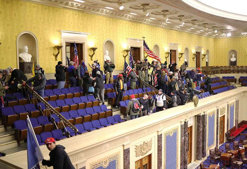 Los manifestantes entran en la Cámara del Senado el 6 de enero de 2021 en Washington, DC.