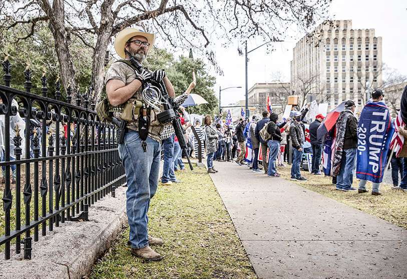 Un partisan du président Donald Trump porte une arme à feu lors de sa protestation contre l'élection, le mercredi 6 janvier 2021, au Capitole d'Austin, au Texas