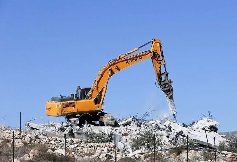 Maquinaria israelí derriba una casa palestina en construcción cerca de Hebrón, en la Cisjordania ocupada por Israel, el 19 de noviembre de 2019