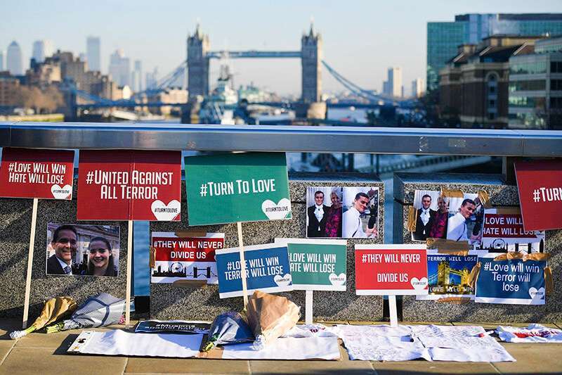 Carteles y fotos en el Puente de Londres en memoria de las víctimas del ataque en el centro de Londres el 12 de diciembre de 2019