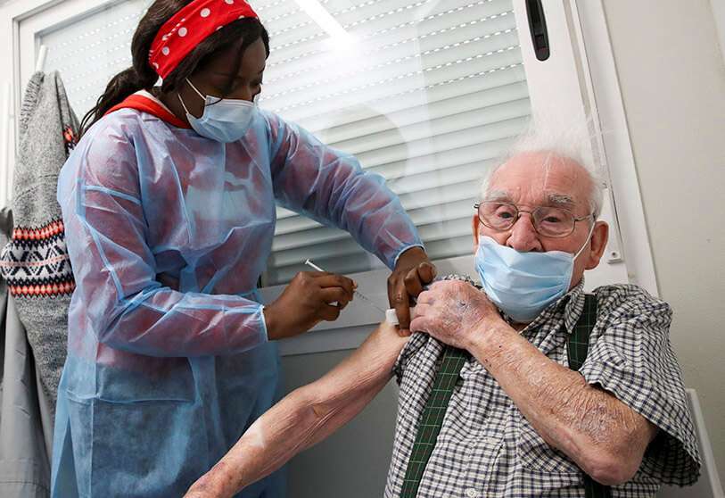 Un hombre recibe una dosis de la vacuna COVID-19 de AstraZeneca en un centro de vacunación, en medio del brote de la enfermedad por coronavirus, en Ronquieres, Bélgica, el 6 de abril de 2021