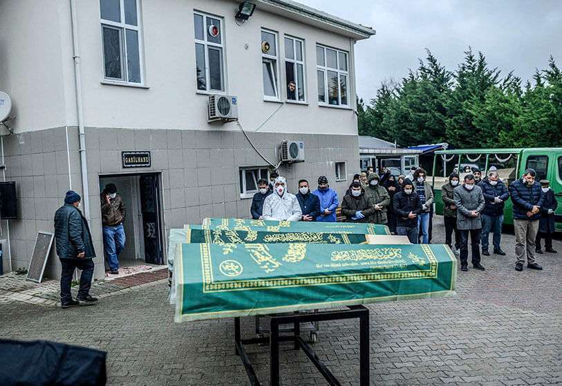 Ataúdes de personas que murieron oficialmente de COVID-19 en un depósito de cadáveres de Estambul, el 1 de abril de 2020