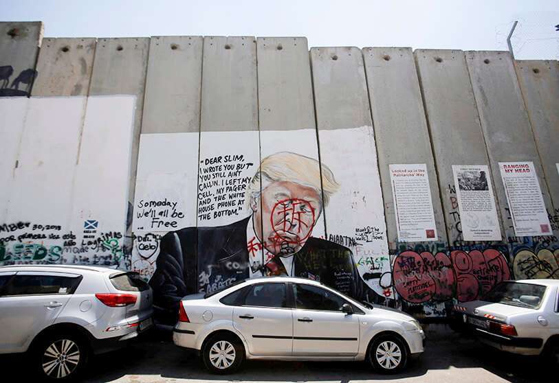 Un mural que representa al presidente de Estados Unidos, Donald Trump, se ve en una sección de la barrera israelí en Belén, en la Cisjordania ocupada por Israel, el 23 de junio de 2019