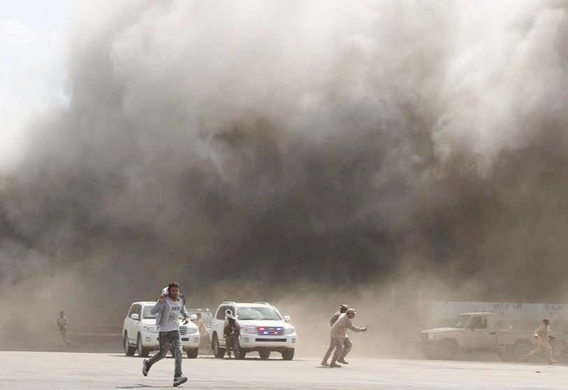 REUTERS/FAWAZ SALMAN - Las explosiones golpearon el aeropuerto de Aden, a la llegada del recién formado gobierno yemení a Aden, Yemen, el 30 de diciembre de 2020