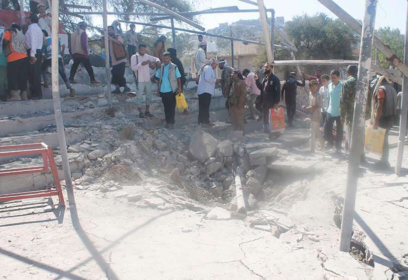 La gente inspecciona la escena de una explosión que golpeó un desfile de graduación militar en la ciudad de Al-Dalea, Yemen, el 29 de diciembre de 2019