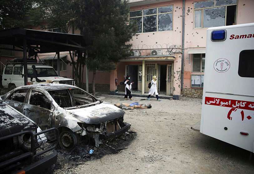 El cuerpo de un terrorista yace en el suelo en Kabul, Afganistán, el 12 de mayo de 2020