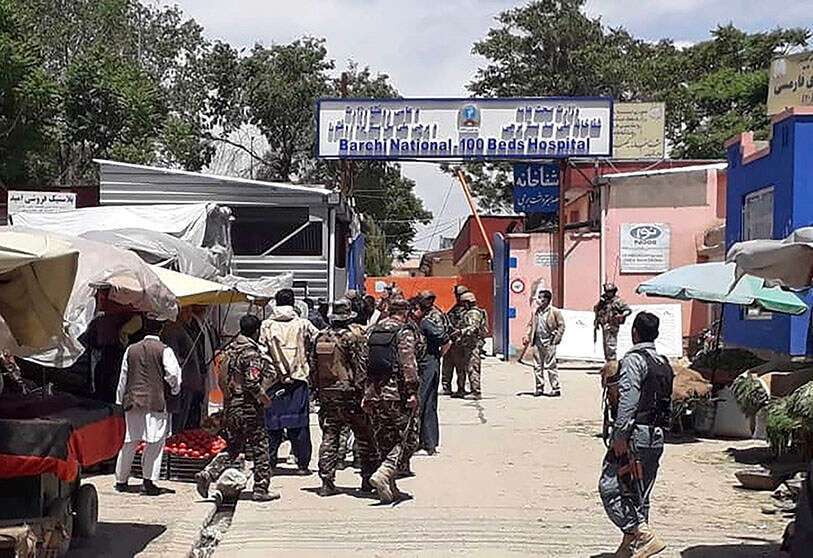 Personal de seguridad afgano en el lugar de un ataque contra un hospital en Kabul el 12 de mayo de 2020