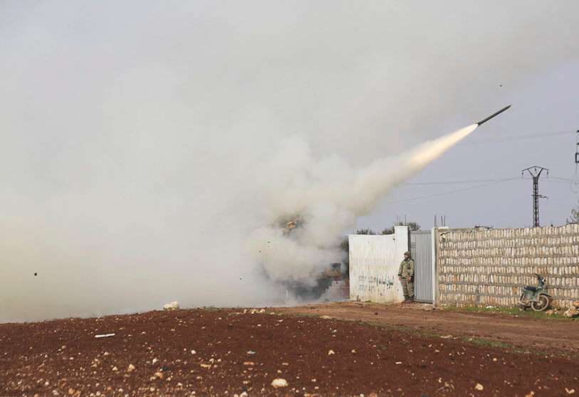 Soldados turcos disparan un misil contra la posición del Gobierno sirio en la provincia de Idlib, Siria, el viernes 14 de febrero de 2020