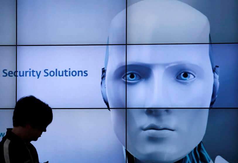 REUTERS/KACPER PEMPEL  -   Un hacker encapuchado sostiene una computadora portátil