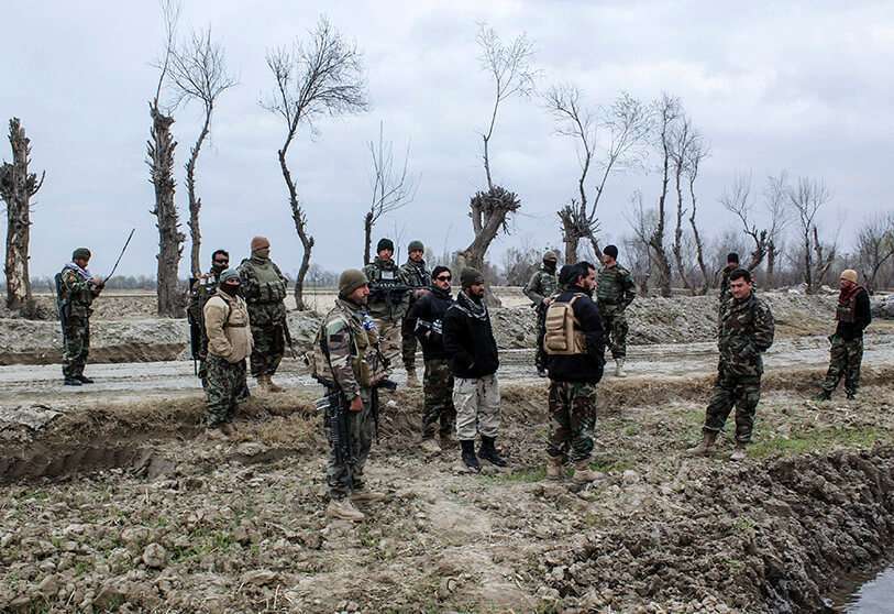 Fotografía de archivo, fuerzas de seguridad afganas montan guardia tras un ataque de militantes talibanes cerca de un puesto de avanzada del Ejército Nacional Afgano (ANA), en la provincia de Kunduz, el 4 de marzo de 2020