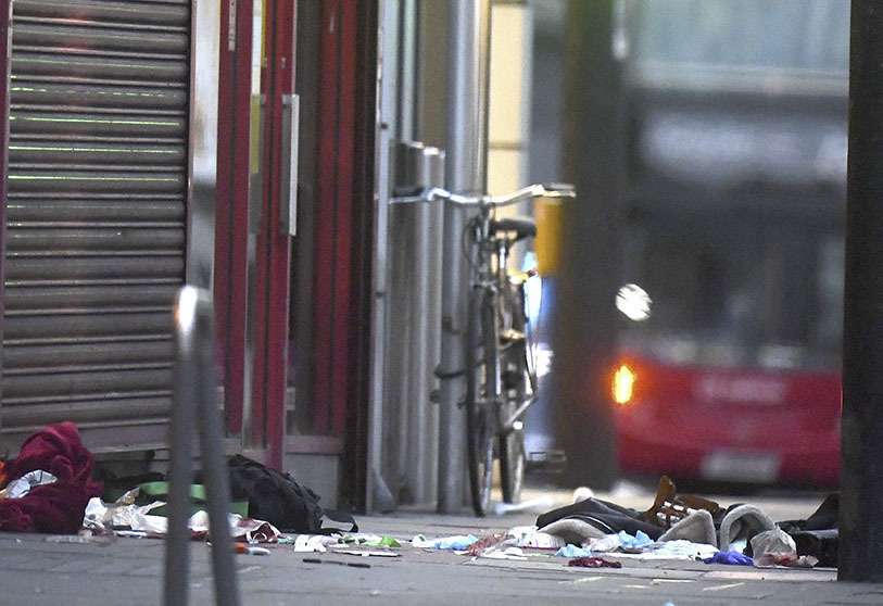 La Policía de Londres dice que los oficiales dispararon y mataron a un sospechoso en un incidente de apuñalamiento relacionado con el terrorismo que hirió a dos personas. El Servicio de Policía Metropolitana dijo que el incidente en el barrio de Streatham en el sur de Londres el domingo por la tarde fue "totalmente contenido"