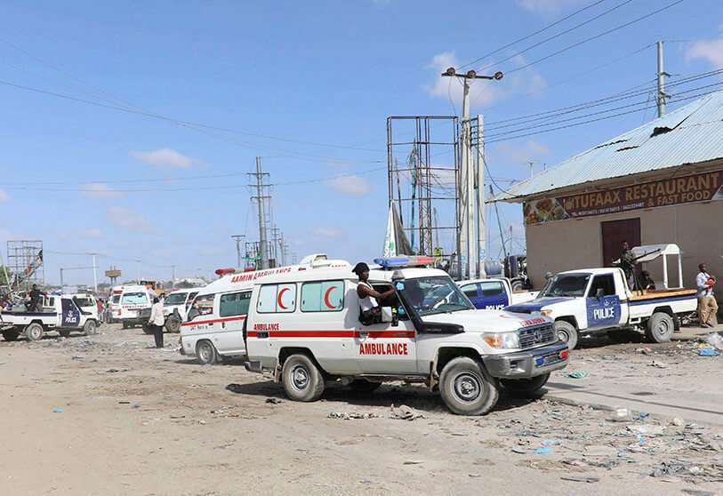 Una ambulancia sale de la escena de la explosión de un coche bomba en un puesto de control en Mogadiscio, Somalia, el 28 de diciembre de 2019