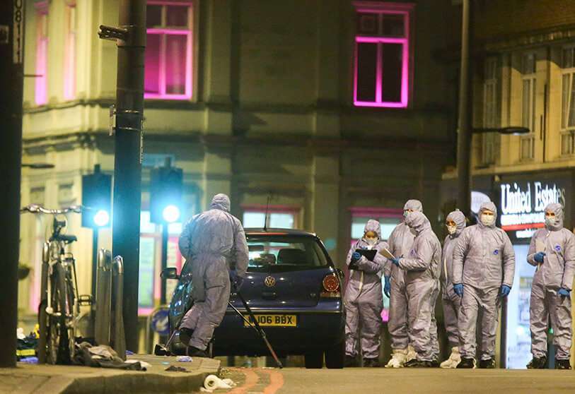 Los oficiales forenses de la Policía trabajan en Streatham High Road, en el sur de Londres, el 2 de febrero de 2020, después de que un hombre es asesinado a tiros por la Policía tras los informes de personas apuñaladas en la calle