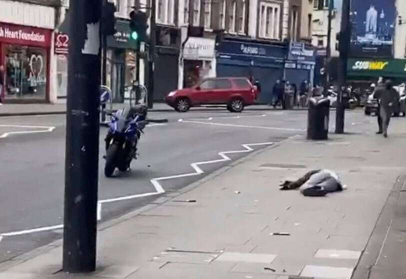 El hombre al que la policía disparó después de un ataque con arma blanca yace en el pavimento de Streatham, al sur de Londres, Gran Bretaña, el 2 de febrero de 2020 en esta imagen fija tomada del video de los medios sociales