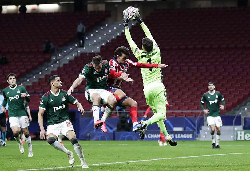 El portero del Lokomotiv Guilherme bloquea el balón durante el partido de fútbol del grupo A de la Liga de Campeones entre el Atlético de Madrid y el Lokomotiv de Moscú en el estadio Wanda Metropolitano de Madrid, España, el miércoles 25 de noviembre de 2020