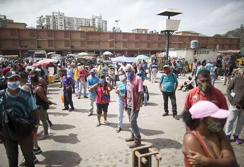 Las autoridades de salud examinaron a todos los trabajadores que llegaron al mercado el martes como medida preventiva para ayudar a contener la propagación de la COVID-19