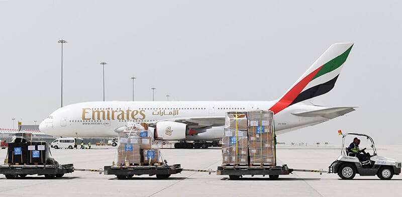 Toneladas de equipo médico y kits de pruebas de coronavirus proporcionados por OMS en el aeropuerto internacional de Dubai, preparadas para ser enviadas a Irán