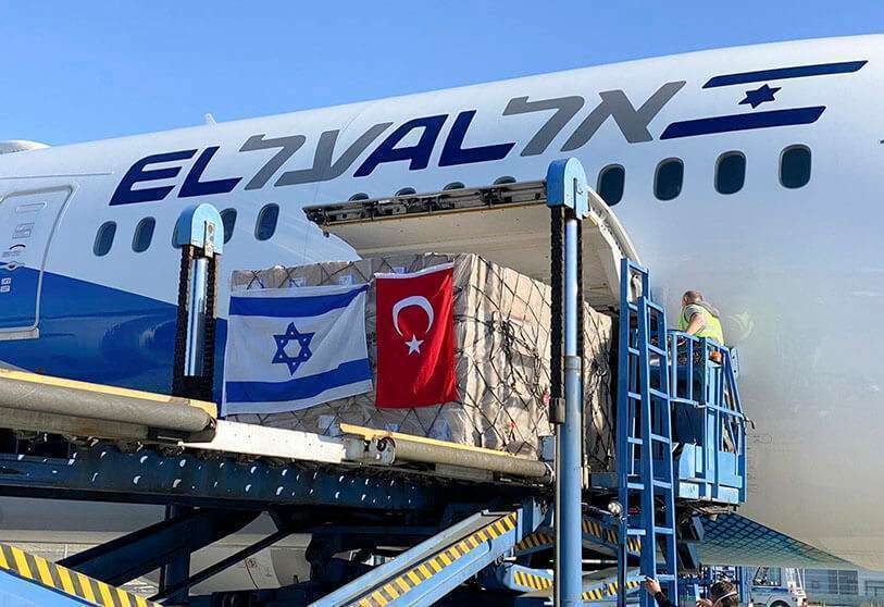 La aerolínea israelí El Al, la compañía de bandera de Israel, aterrizó en Estambul el domingo por la mañana, según un tweet de la Embajada israelí en Turquía