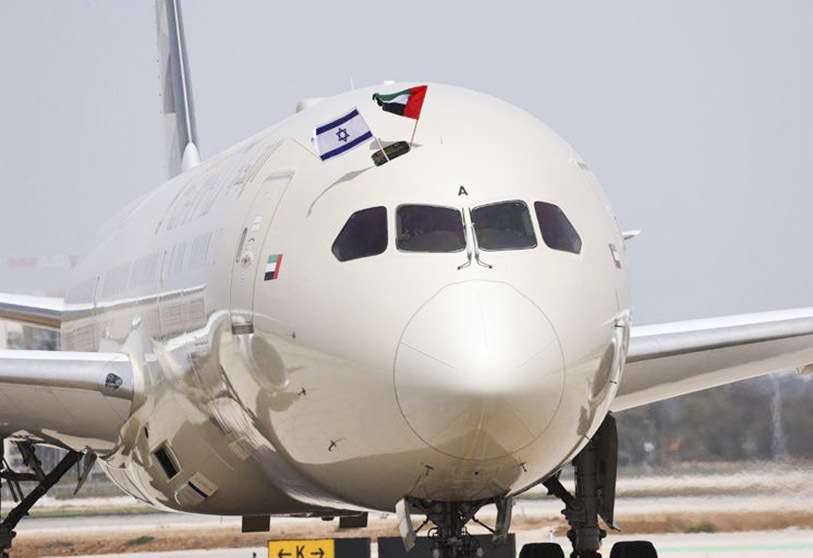 El primer vuelo comercial de Etihad Airways llegó al Aeropuerto Internacional Ben Gurion en Tel.Aviv hoy martes, con el embajador emiratí Mohammad Al Khaja a bordo PHOTO/ARCHIVO