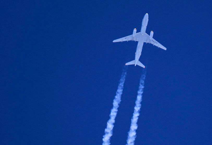 Un avión de reconocimiento ruso Tupolev-214R volando sobre la ciudad de Saraqeb en la parte oriental de la provincia de Idlib en el noroeste de Siria