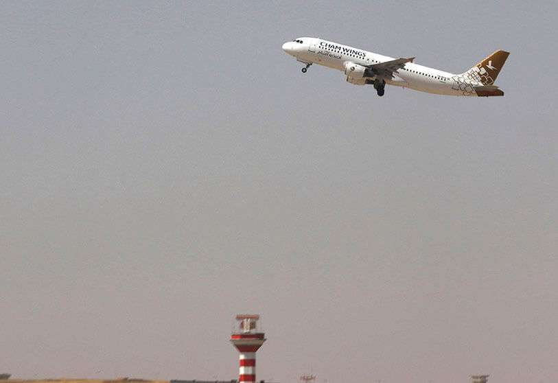 Un avión de Cham Wings, una aerolínea privada siria, es fotografiado despegando del aeropuerto de Arbil, el 28 de septiembre de 2017