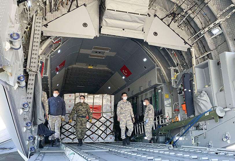 Soldados turcos cargan un avión con equipo de protección personal donado por Turquía para ayudar a Reino Unido a combatir el nuevo brote de coronavirus