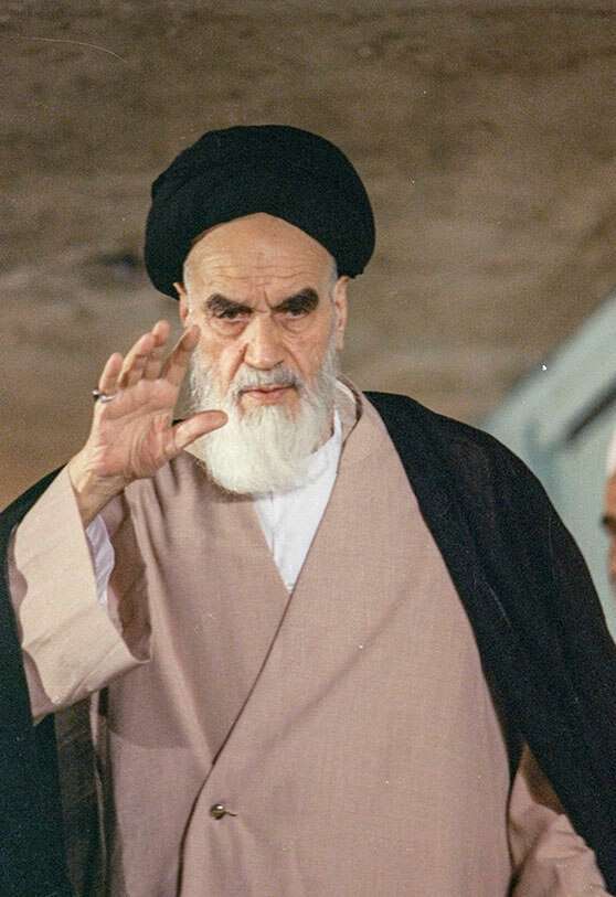 En esta foto de archivo del 13 de mayo de 1988, el entonces líder iraní, el ayatolá Ruhollah Jomeini, saluda a los simpatizantes antes de emitir su voto en la ronda final de las elecciones parlamentarias de Irán