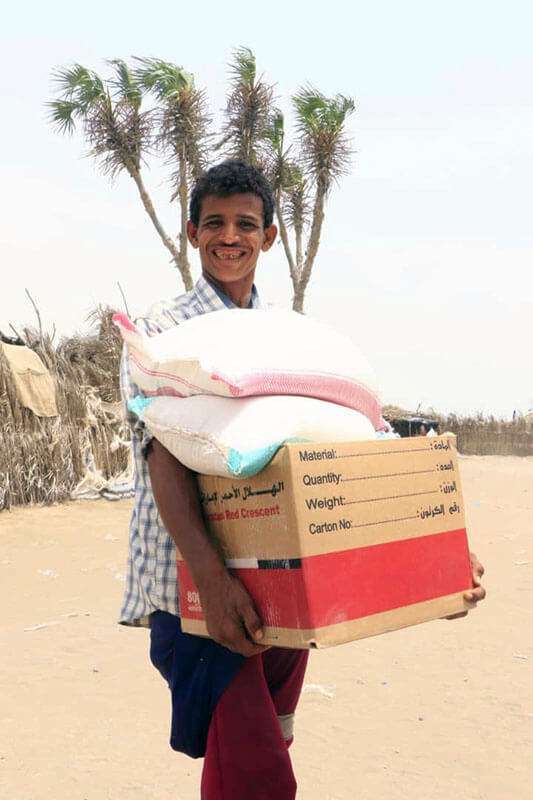 La distribución sigue una encuesta para identificar a las familias más pobres a lo largo de la costa oeste del país, comenzando desde Bab al-Mandab en Taiz y llegando a áreas liberadas en la ciudad de Hodeida, al norte