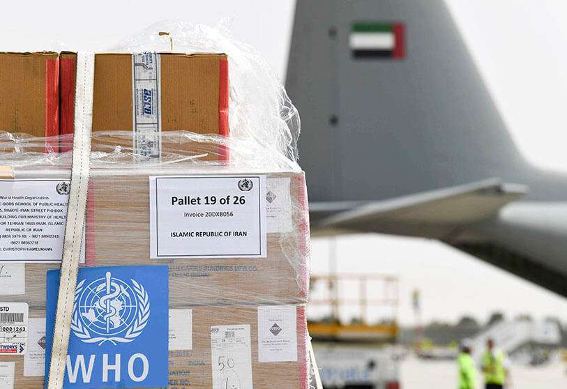 Toneladas de equipo médico y kits de pruebas de coronavirus proporcionados por la Organización Mundial de la Salud se muestran en el aeropuerto internacional de Al-Maktoum en Dubái, el 2 de marzo de 2020, mientras se preparan para ser entregados a Irán con un avión de transporte militar de Emiratos Árabes Unidos