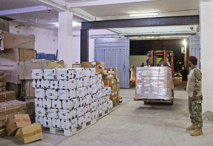 Hombres yemeníes descargan ayuda médica procedente de Emiratos Árabes Unidos en un almacén de un hospital en la segunda ciudad de Adén, un país devastado por la guerra, el 7 de mayo de 2020