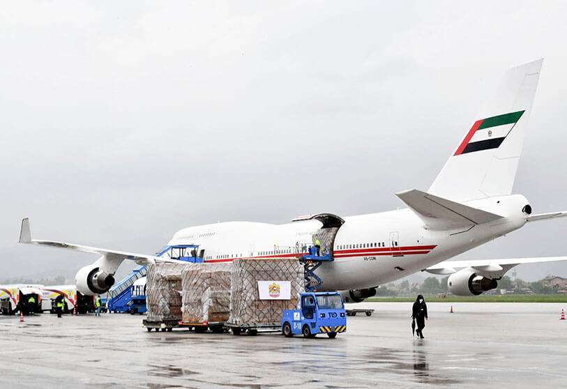 Trabajadores del aeropuerto de Sarajevo en Bosnia descargan la carga de un avión Boeing 747-400, propiedad del Gobierno de Emiratos Árabes Unidos, el 27 de mayo de 2020
