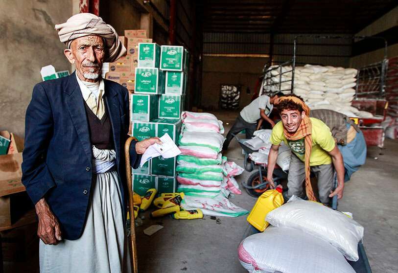 Los yemeníes recogen la ayuda humanitaria del Programa Mundial de Alimentos (WFP)