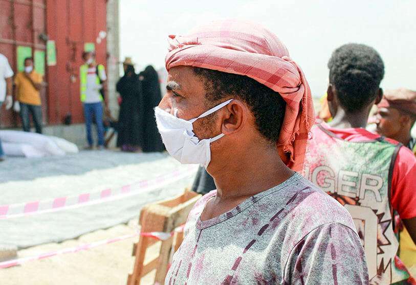Un hombre recibe la ayuda humanitaria distribuida por los empleados del Programa Mundial de Alimentos (PMA) en la capital de Yemen, Sanaa, el 18 de abril de 2020