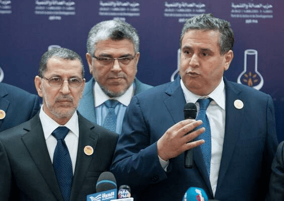 J. MORCHIDI (ANADOLU)-Aziz Ajanuch, a la derecha, habla en Rabat el 21 de marzo junto al primer ministro El Otmani. 