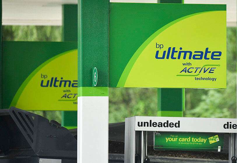 Los logotipos de BP en una gasolinera al sudeste de Londres el 15 de junio de 2020