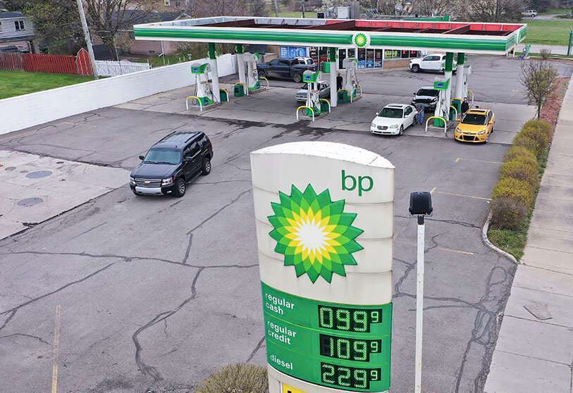 Una gasolinera de BP con un cartel que muestra gasolina por 0,96 dólares por galón el 24 de abril de 2020 en Southgate, Michigan, Estados Unidos