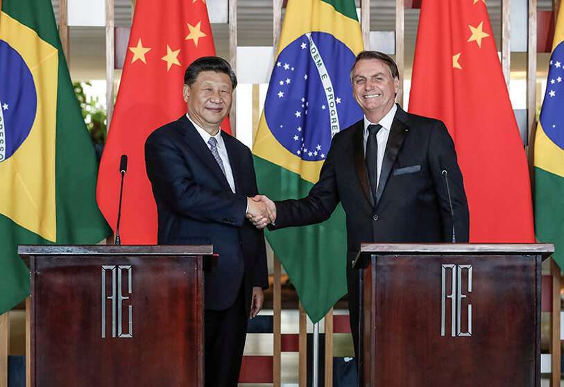 El presidente brasileño Jair Bolsonaro (R) estrecha la mano del presidente chino Xi Jinping tras concluir una conferencia de prensa conjunta tras su reunión bilateral al margen de la 11ª Cumbre del BRICS en el Palacio de Itamaraty