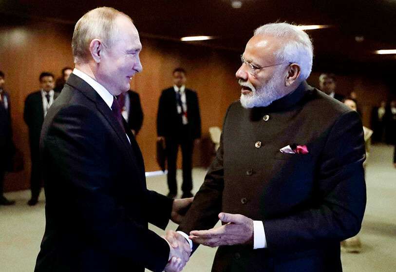 El presidente ruso, Vladimir Putin (izq.), saluda al primer ministro indio, Narendra Modi, antes de sus conversaciones al margen de la 11ª edición de la Cumbre BRICS, en Brasilia, Brasil, el miércoles 13 de noviembre de 2019.