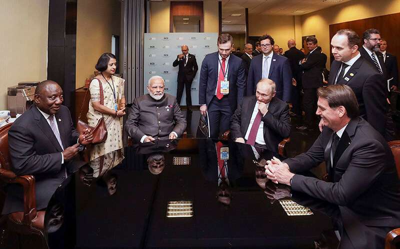 Fotografía de la Presidencia brasileña que muestra al presidente brasileño Jair Bolsonaro (R), al presidente sudafricano Cyril Ramaphosa (L), al primer ministro indio Narendra Modi (2-L) y al presidente ruso Vladimir Putin (2-R) durante la cumbre de la BRICS en Brasilia, el 13 de noviembre de 2019. - El presidente de Brasil, Jair Bolsonaro, caminó por la cuerda floja diplomática, mientras intentaba reforzar los lazos con Pekín y evitar molestar a su aliado clave, Donald Trump, en vísperas de una cumbre con sus homólogos del BRICS de Rusia, India y Sudáfrica.