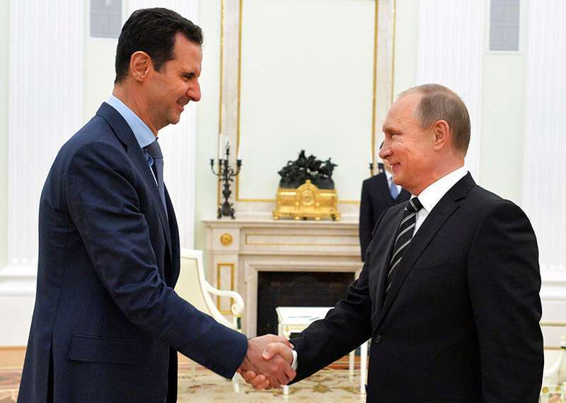 Fotografía de archivo, el presidente ruso, Vladimir Putin, saluda a su homólogo sirio Bachar al-Asad durante su reunión en el Kremlin de Moscú, el 20 de octubre de 2015