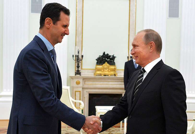 Fotografía de archivo, el presidente ruso Vladimir Putin, da la mano a su homólogo sirio Bachar al-Asad, durante su reunión en el Kremlin, en Moscú, el 20 de octubre de 2015