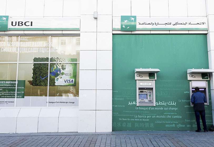 Un hombre utiliza un cajero automático del banco UBCI en el centro de Túnez