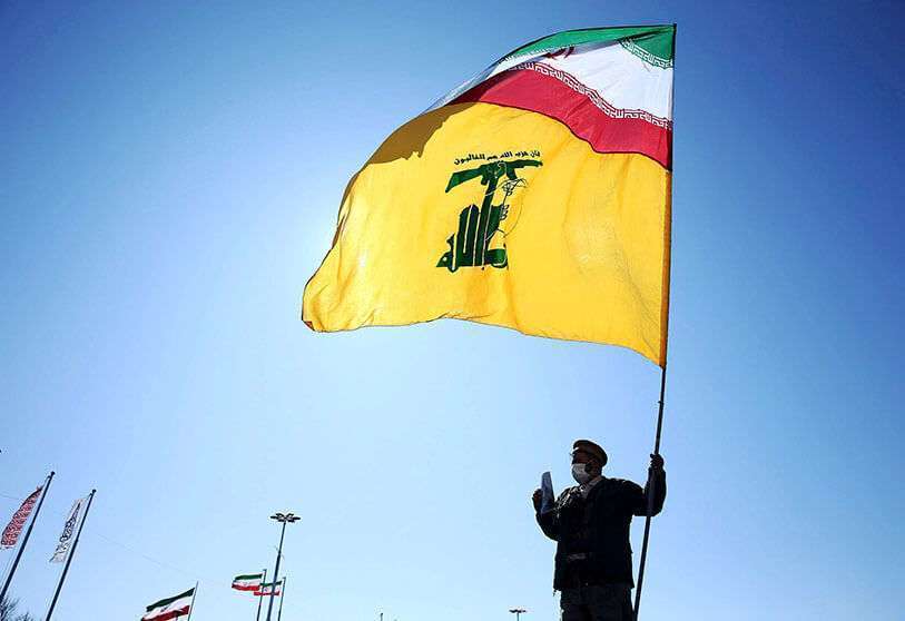 Un iraní lleva las banderas de Irán y de Hizbulá durante la conmemoración del 41º aniversario de la revolución islámica en Teherán, Irán, el 11 de febrero de 2020
