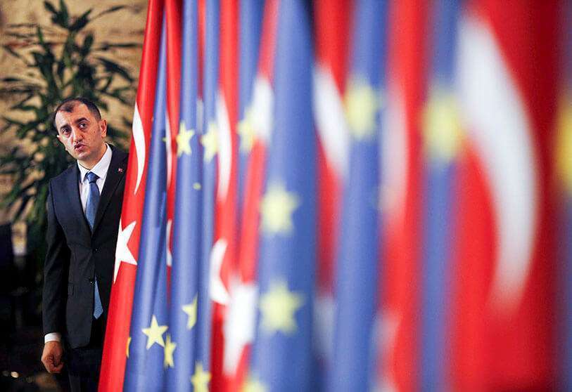 Banderas de Turquía y Europa antes de la sesión de apertura de una reunión de alto nivel en Estambul, el 28 de febrero de 2019