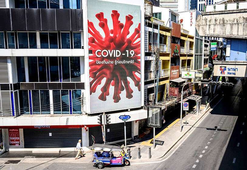 Una pantalla muestra información sobre el coronavirus COVID-19 en una calle desierta de una de las zonas más turísticas de Bangkok, Tailandia