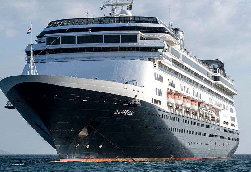 Vista del crucero Zaandam de Holland America cuando entró en la bahía de la Ciudad de Panamá para ser asistido por el crucero de Rotterdam con suministros, personal y dispositivos de prueba de coronavirus